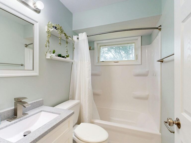 How to Create a Minimalist Bathroom Setup for a Clean, Calm Space
